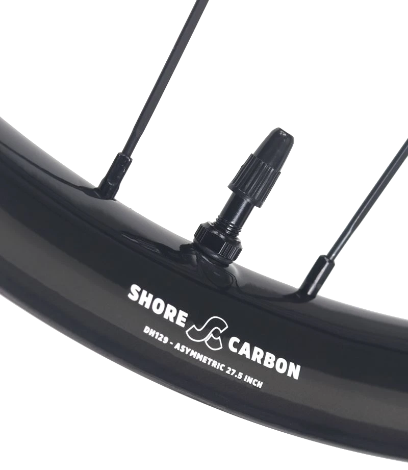 Gros plan sur une jante VTT en carbone asymétrique Shore-Carbon avec valve tubeless